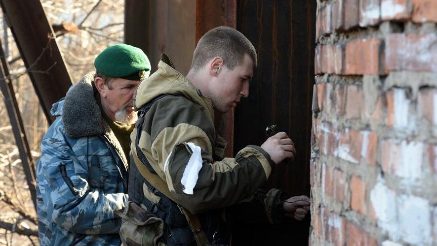 Une équipe de démineurs rebelles prorusses dans la ville de Debaltseve en Ukraine, le 27 février 2015