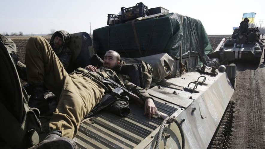 Des soldats ukrainiens se reposent près de la ville de Soledar, en Ukraine, le 27 février 2015