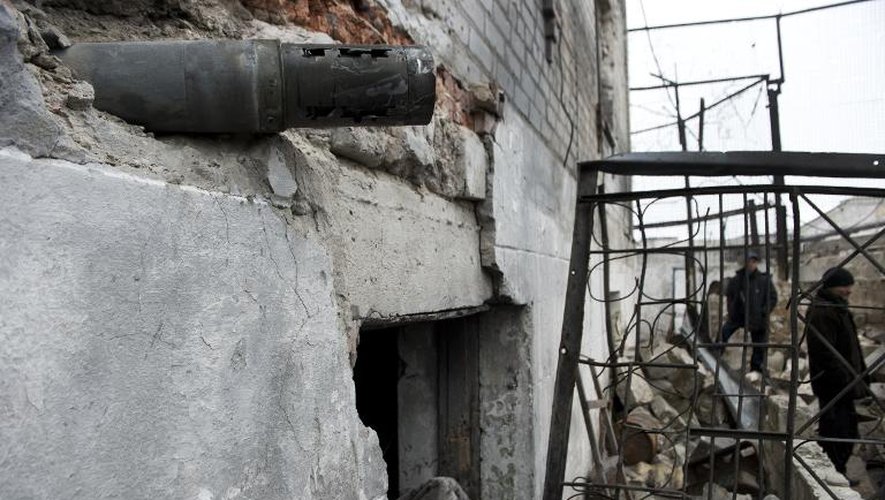 Un missile encastré dans un mur de la prison de Chornukhine, à l'est de Debaltseve, le 28 février 2015, en Ukraine