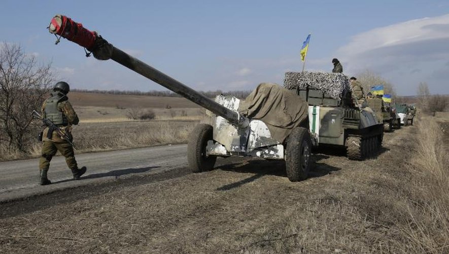 Des militaires ukrainiens dans la ville de Soledar, dans la région de Donetsk, le 27 février 2015