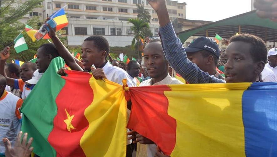 Des manifestant arborent le drapeau national camerounais lors d'un rassemblement anti-Boko Haram à Yaoundé, le 28 février 2015