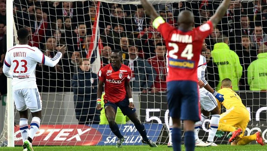 Le milieu Idrissa Gueye (c) exulte après avoir égalisé pour Lille face aux Lyonnais, le 28 février 2015 au stade Pierre Mauroy à Villeneuve-d'Ascq