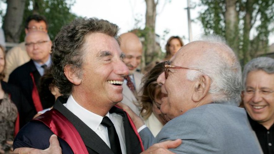 Yasar Kemal félicite Jack Lang, lors de la remise d'un doctorat Honoris Causa à l'ancien ministre français par l'Université Bilgi d'Istanbul, le 7 juillet 2005