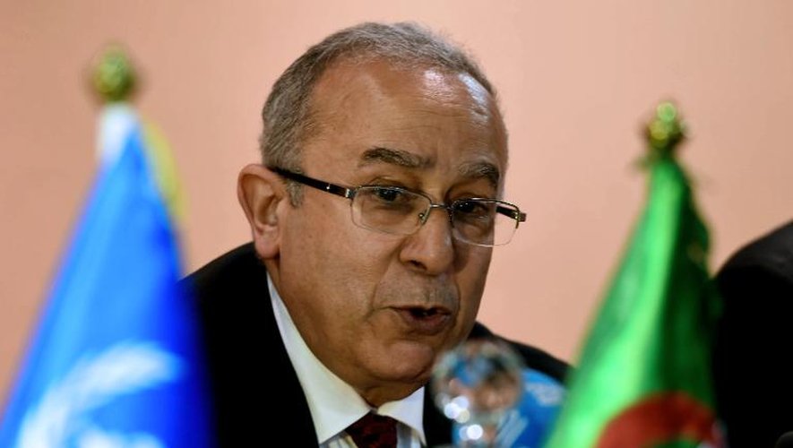 Le ministre algérien des Affaires étrangères, Ramtane Lamamra, supervise les négociations en vue d'un accord de paix entre le gouvernement du Mali et les groupes armés du nord du pays, le 19 février 2015 à Alger