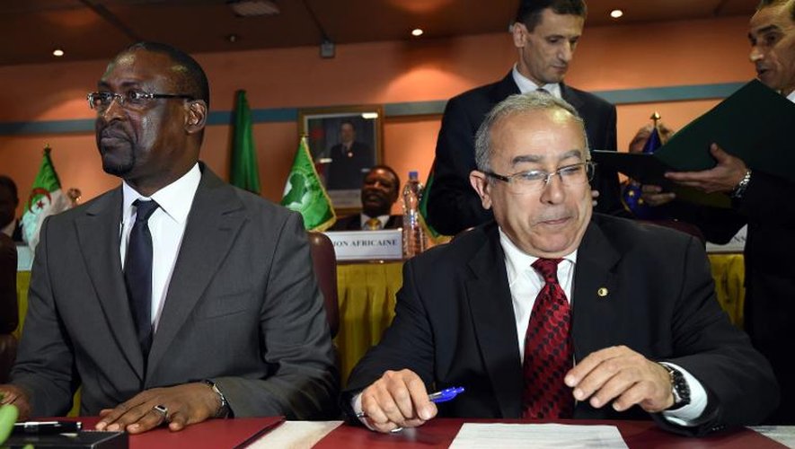 Le ministre algérien des Affaires étrangères, Ramtane Lamamra (d) et son homologue malien Abdoulaye Diop, le 19 février 2015 à Alger
