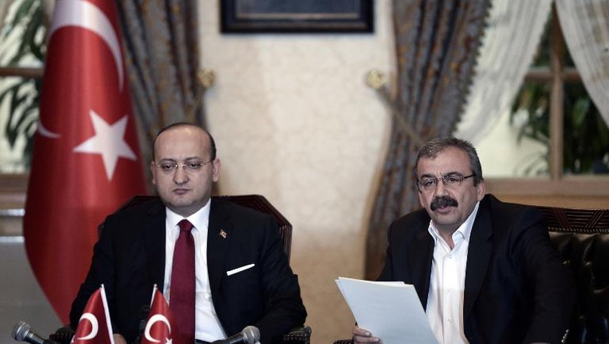 Le député Sirri Sureyya Önder (à d.) rend public un message du chef emprisonné du PKK, Abdullah Öcalan, en présence du vice-Premier ministre turc Yalçin Akdogan, le 28 février 2015 à Istanbul