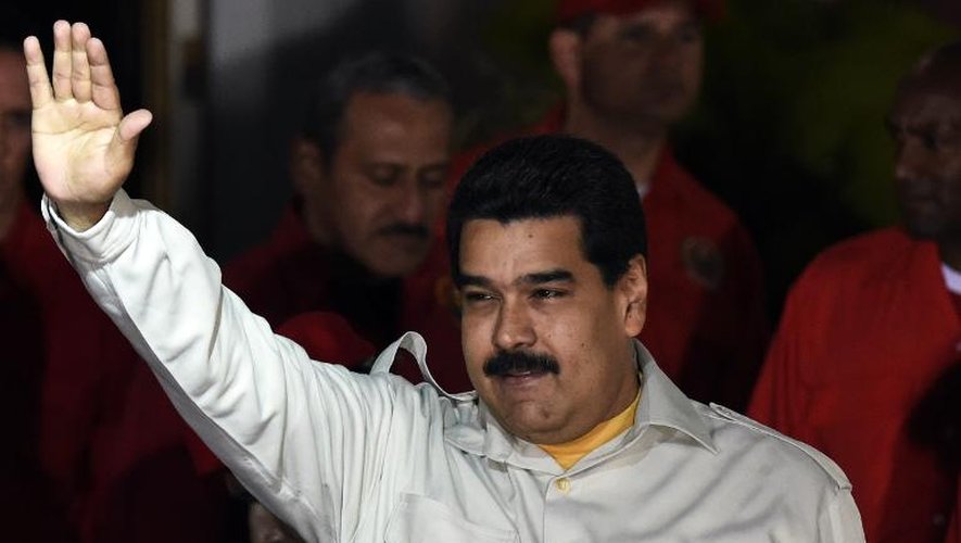 Le président du Venezuela Nicolas Maduro salue ses partisans, lors d'une allocution télévisée à Caracas le 19 février 2015