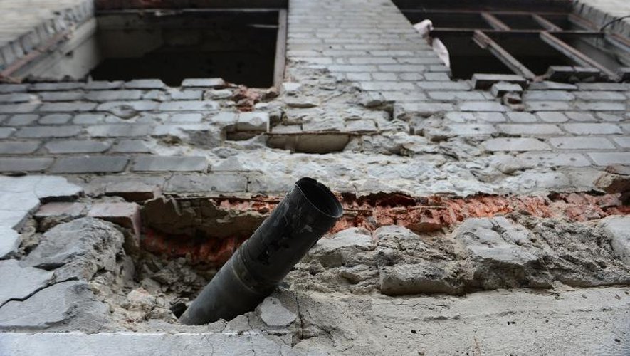 Un missile encastré dans un mur de la prison de Chornukhine, à l'est de Debaltseve, le 28 février 2015, en Ukraine