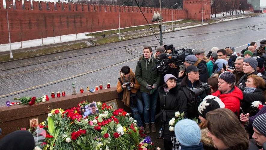 La foule à Moscou rend hommage le 28 février 2015 à Boris Nemtsov tué dans la nuit précédente