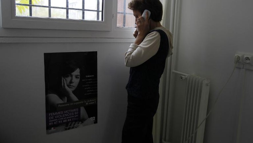 Une assistante sociale dans un centre d'accueil pour femmes maltraitées près de Paris, en novembre 2011