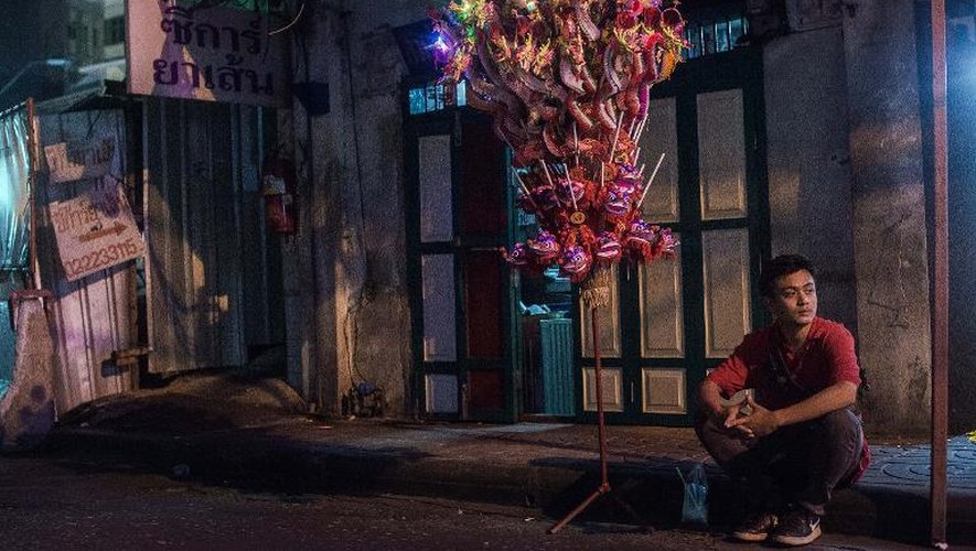 Un vendeur de rue proposant des décoration pour le Nouvel an lunaire attend le chaland dans le quartier chinois de Bangkok, le 19 février 2015
