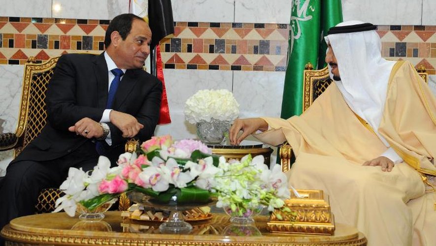 Le président égyptien Abdel Fattah al-Sissi (G) rencontre le 1er mars 2015 à Riyad le roi Salmane