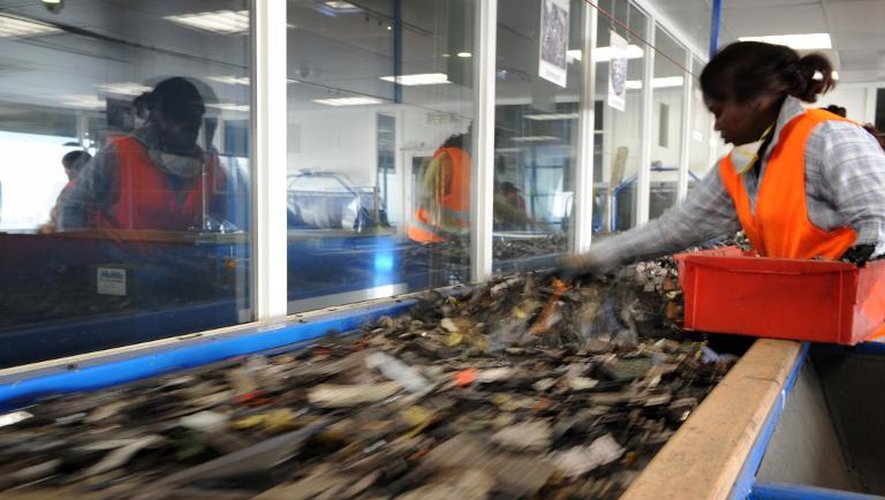 Des employées trient des déchets provenant de produits électroménagers, le 14 janvier 2008 dans une entreprise de recyclage à Gonesse, dans le Val-d'Oise