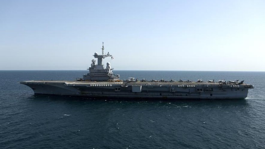 Vue générale du porte-avions Charles de Gaulle le 26 février 2015 croisant dans les eaux du Golfe