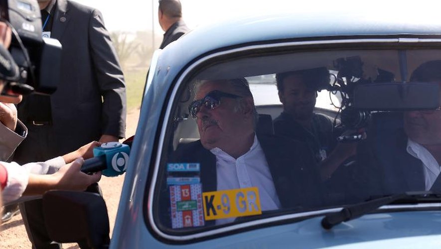L'ancien président de l'Uruguay José "Pepe" Mujica arrive sur la place de l'Indépendance à Montevideo à bord de sa Volkswagen de 1987, avant la prestation de serment de son successeur Tabaré Vazquez, le 1er mars 2015