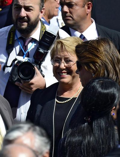 La présidente chilienne Michelle Bachelet à son arrivée sur la place de l'Indépendance à Montevideo avant la prestation de serment du nouveau président uruguayen Tabaré Vazquez, le 1er mars 2015