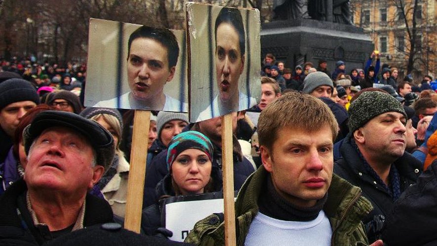 Alexeï Gontcharenko, député ukrainien, se participe à la manifestation en hommage à Boris Nemtsov, dont il porte le portrait sur un t-shirt, le 1er mars 2015 à Moscou