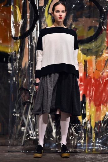 Un mannequin présente une création signée Daniela Gregis le 26 février 2015 durant la Fashion Week de Milan