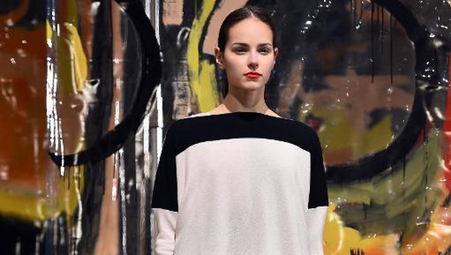 Un mannequin présente une création signée Daniela Gregis le 26 février 2015 durant la Fashion Week de Milan