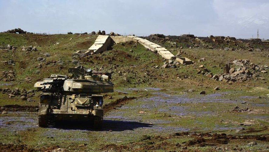 Un tank de l'armée gouvernementale stationne sur une colline du village d'Himrit, au nord de Deraa, dans le sud de la Syrie, le 1er mars 2015