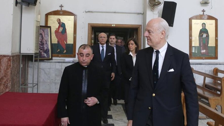 Le médiateur de l'Onu Staffan de Mistura (d) visite une église melkite grecque orthodoxe à Damas, le 1er mars 2015, en signe de soutien à la communauté assyrienne de Syrie