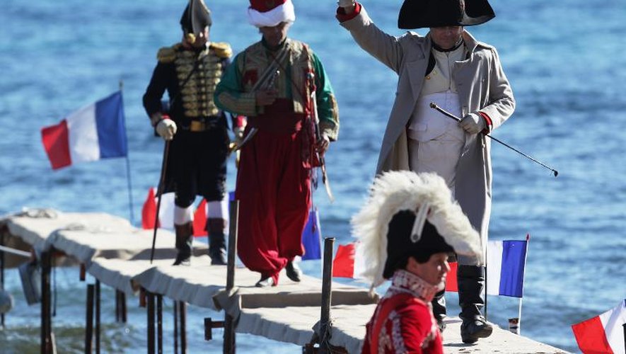 Frank Samson débarque à Golfe-Juan dans les habits de l'Empereur Napoléon, lors de la reconstitution du bicentenaire de son retour de l'île d'Elbe, le 1er mars 2015