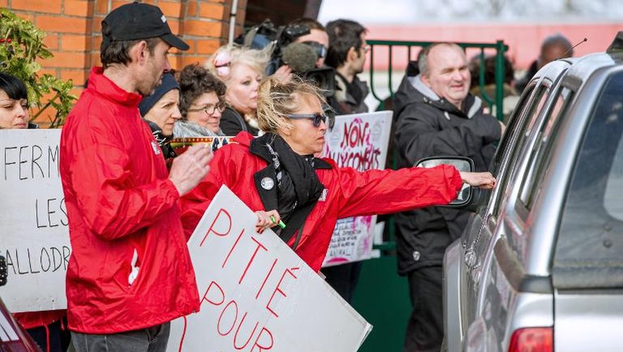 Des défenseurs des animaux manifestent le 1er mars 2015 à Gondecourt contre l'organisation de combats de coqs