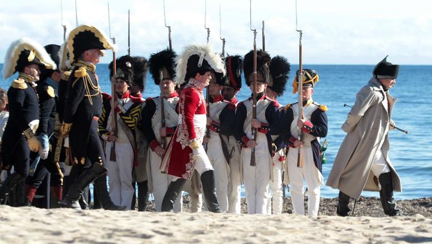 Napoléon passe en revue ses troupes sur la plage lors de son retour de l'île d'Elbe, rejoué par deux cents passionnés le 1er mars 2015 à Vallauris-Golfe-Juan