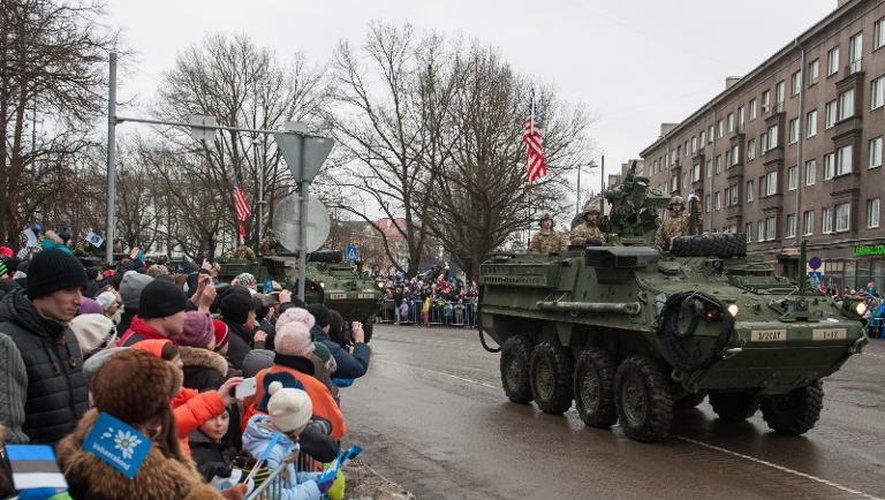 Un char américain défile lors des commémorations du 97e anniversaire de l'indépendance de l'Estonie, le 24 février 2015, à Narva, près de la frontière avec la Russie