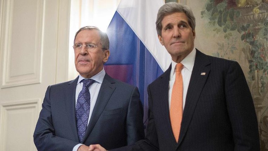 Le secrétaire d'Etat américain John Kerry (d) et son homologue russe Sergueï Lavrov à Munich, le 7 février 2015