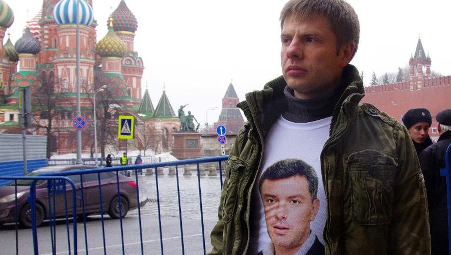 Alexeï Gontcharenko, député ukrainien, se rend à la manifestation en hommage à Boris Nemtsov, dont il porte le portrait sur un t-shirt, le 1er mars 2015