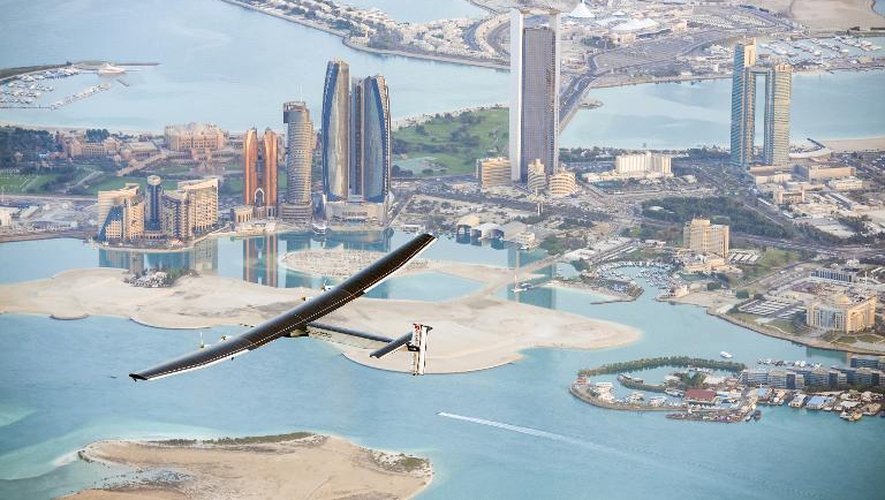 Photo fournie par le projet Solar Impulse montrant l'appareil Solar Impulse 2 survolant Abou Dhabi, le 2 mars 2015