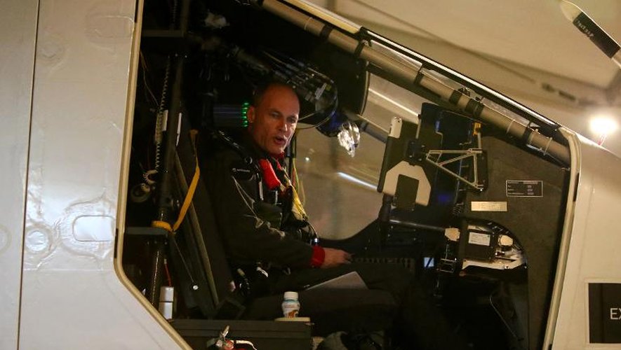 Bertrand Piccard, l'un des deux pilotes suisses de l'avion Solar Impulse 2 à énergie entièrement solaire, avant le décollage pour un vol d'essai le 2 mars 2015 à l'aéroport d'Abou Dhabi