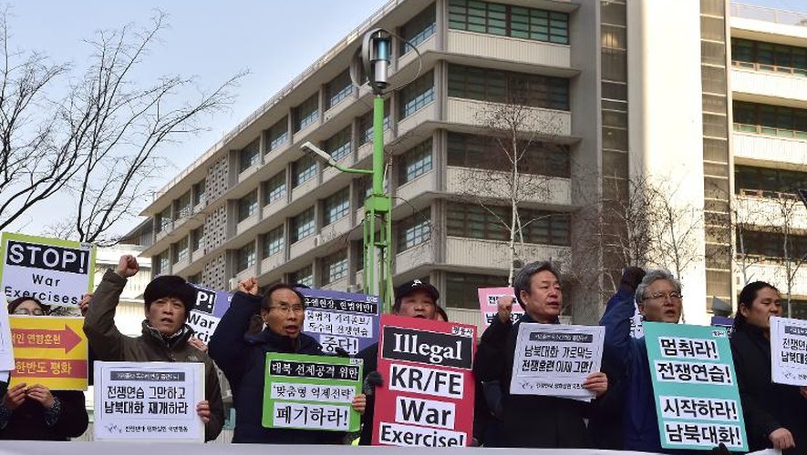 Des militants pacifistes rassemblés contre les exercices militaires conjoints devant l'ambassade américaine à Séoul, le 2 mars 2015