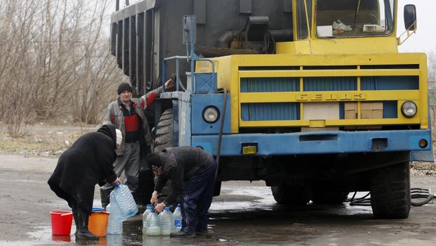 Un distibuteur d'eau à Avdiivka dans la région de Donetsk contrôlée par les forces ukrainiennes le 2 mars 2015