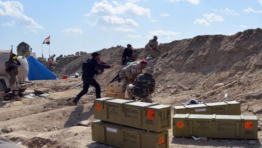 Des forces militaires irakiennes aux abords de  Tikrit en Irak, le 2 mars 2015