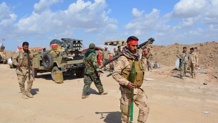 Des forces gouvernementales irakiennes et milices alliées prennent position aux abords de la province de Salaheddine, où se trouve Tikrit, fief du groupe Etat islamique, le 2 mars 2015
