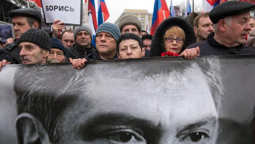 Des militants de l'opposition à Vladimir Poutine participent le 1er mars 2015 à une marche en faveur de l'opposant Boris Nemtsov, assassiné en plein centre de Moscou