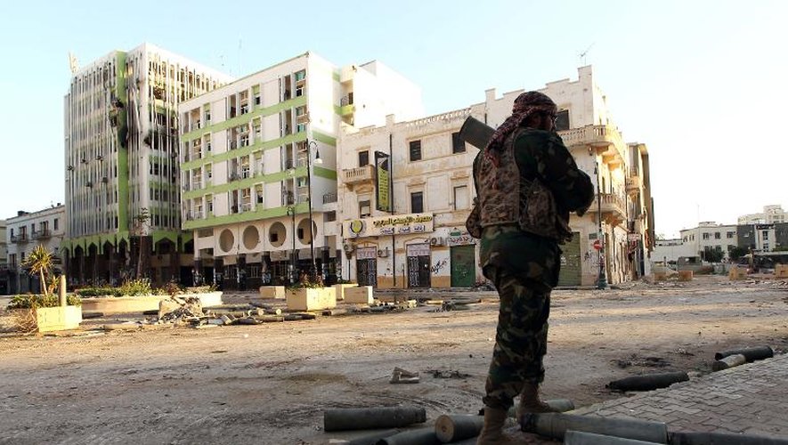 Un soldat libyen des forces armées loyales du général Khalifa Haftar et Abdullah al-Thani patrouille dans les rues de Benghazi le 28 février 2015
