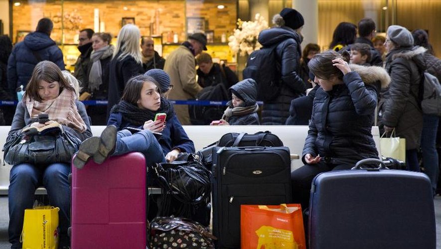 Les passagers attendent à la gare de St Pancras de Londres, le 2 mars 2015