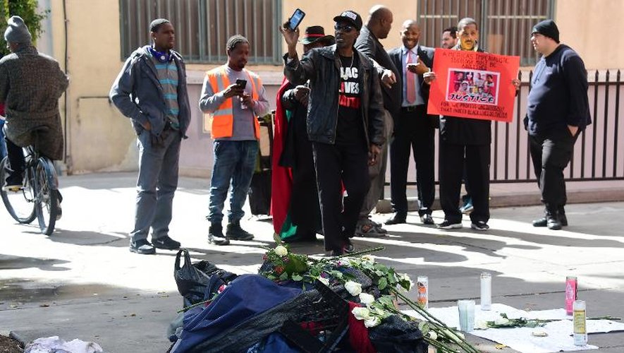 Des gens se rassemblent devant un mémorial  "improvisé" en hommage à un sans-abri tué par balle par la police de Los Angeles, le 2 mars 2015