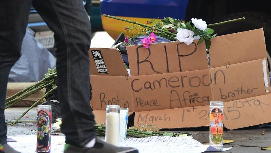 Un mémorial "improvisé", en hommage à un sans-abri tué par balle par la police, dans une rue de Los Angeles le 2 mars 2015