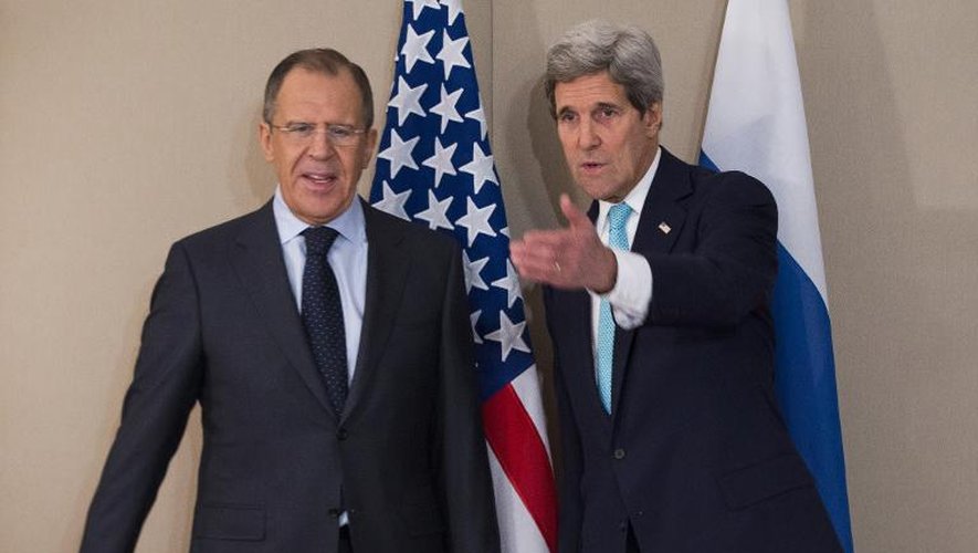 Le secrétaire d'Etat américain John Kerry (d) et son homologue russe Sergueï Lavrov, le 2 mars 2015 à Genève