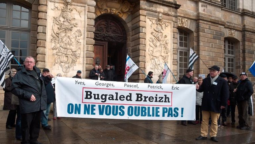 Des membres de l'association "Bugaled Breizh" manifestent le 3 mars 2015 devant le tribunal de Rennes