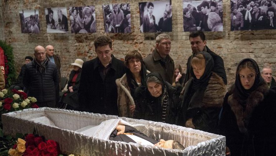 Parents et amis entourent le cercueil de l'opposant russe Boris Nemtsov assassiné à Moscou le 3 mars 2015
