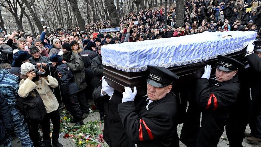 Des milliers de personnes assistent le 2 mars à Moscou aux funérailles de Boris Nemtsov, l'un des opposants les plus virulents de Vladimir Poutine, tué vendredi par balles près du Kremlin