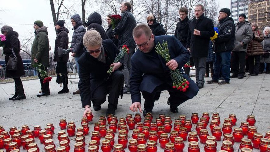 Des personnes déposent des bougies avant de rendre un dernier hommage à l'opposant russe assassiné Boris Nemtsov au centre Sakharov à Moscou, le 3 mars 2015