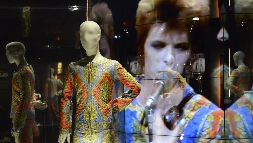 Costume du personnage de Ziggy Stardust créé par David Bowie exposé à Paris à partir du 3 mars 2015