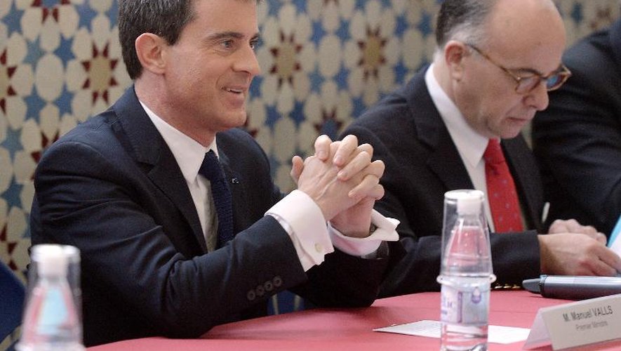 Le Premier ministre Manuel Valls (g) et le ministre de l'Intérieur, Bernard Cazeneuve, le 3 mars 2015 à la Grande mosquée de Strasbourg