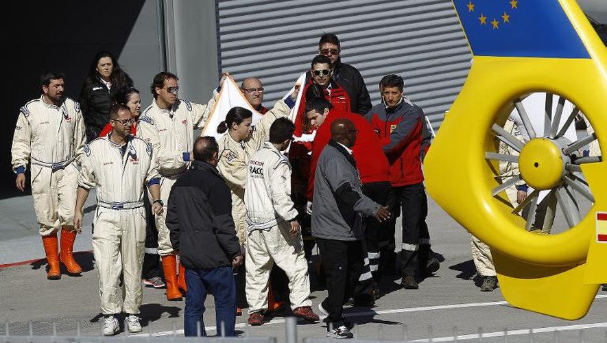 Le pilote espagnol Fernando Alonso évacué en hélicoptère après son accident au volant de sa  McLaren Honda, lors d'essais d'avant-saison sur le circuit de Catalogne, le 21 février 2015 à Montmelo près de Barcelone.